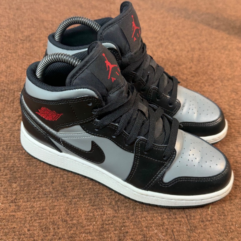 Jordan 1 Mid Shadow Red Kids Boys Size 5Y Black Grey Red 554725-096 Sneaker nice